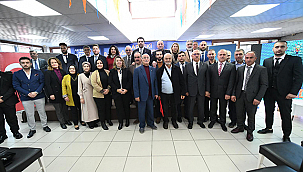 "SEN HİZMETKARSIN, KİMSE SENİN ÖNÜNDE CEKETİNİ İLİKLEMEK ZORUNDA DEĞİL"