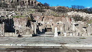 ASSOS KAZILARINDA TARİHİ MOZAİK VE ANIT BULUNDU