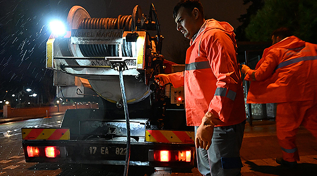 KUVVETLİ YAĞIŞTA ÇALIŞMALAR ARALIKSIZ SÜRDÜ