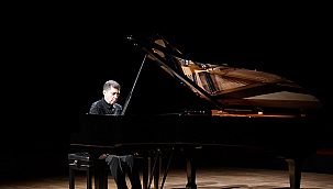 TÜREV BERKİ'DEN ALKIŞ ALAN RESİTAL