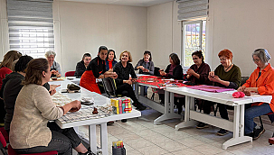 TROİA SOSYAL YAŞAM EVİNDE KADINLAR, SERAMİK SANATIYLA TANIŞTI