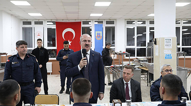 VALİ TORAMAN İFTAR PROGRAMINDA JANDARMA ERLERLE BİR ARAYA GELDİ