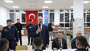 VALİ TORAMAN İFTAR PROGRAMINDA JANDARMA ERLERLE BİR ARAYA GELDİ