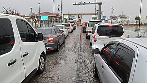 ARAÇ KUYRUKLARI UZADIKÇA UZUYOR