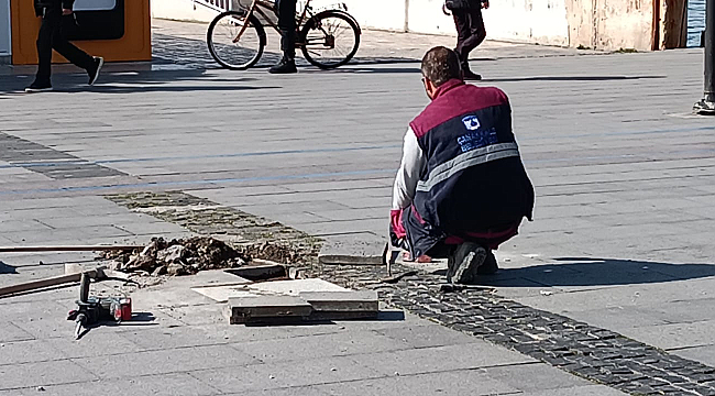 İskele Meydanı'nda Parke Taşlarına Bakım