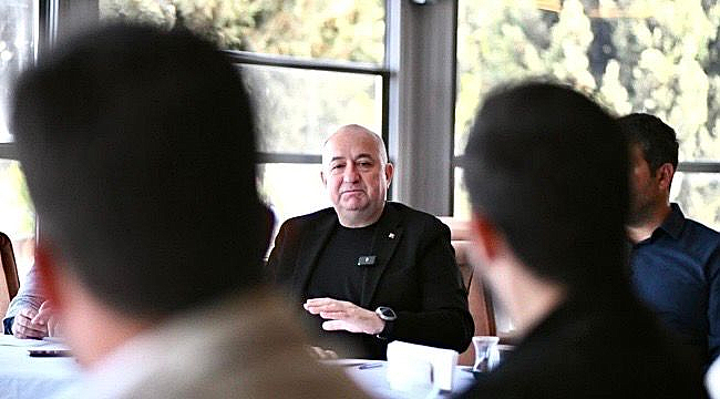 AYHAN GİDER, "KOLTUKLAR GELİP GEÇİCİDİR" 