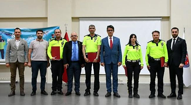 ÇOMÜ'DE TRAFİK HAFTASI ETKİNLİĞİ DÜZENLENDİ