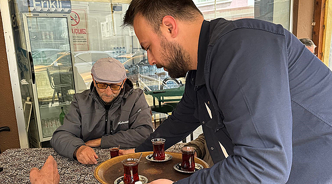 GENÇLER İŞÇİLERİN YANINDA