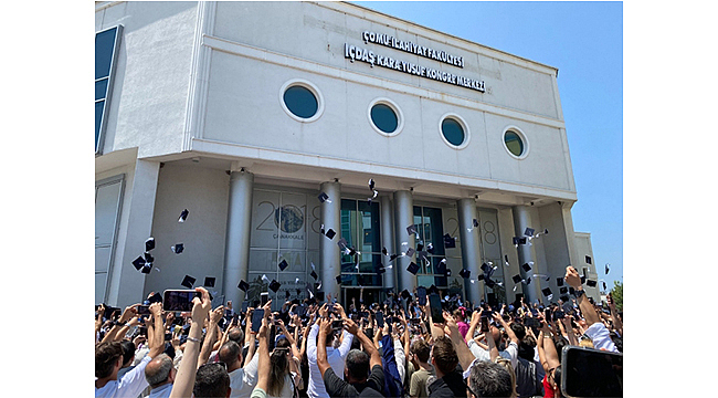 SİYASAL BİLGİLER FAKÜLTESİ MEZUNLARI KEPLERİNİ GELECEĞE ATTI