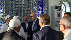 TBMM BAŞKANI KURTULMUŞ VE VALİ TORAMAN BAYRAM NAMAZINI VATANDAŞLARLA BİRLİKTE KILDI