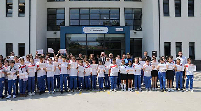 VALİ TORAMAN ÖĞRENCİLERİN KARNE HEYECANINA ORTAK OLDU