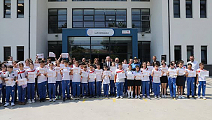 VALİ TORAMAN ÖĞRENCİLERİN KARNE HEYECANINA ORTAK OLDU