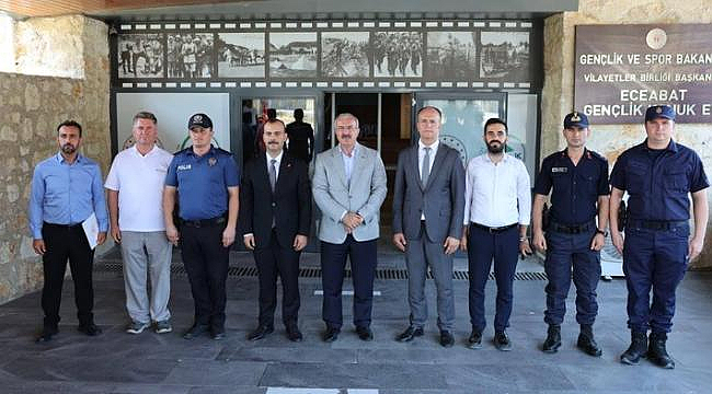 ÇANAKKALE VALİSİNDEN GENÇLİK KONUKEVİ'NE ZİYARET