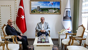 DÜZCE ÜNİVERSİTESİ REKTÖRÜ ÇANAKKALE VALİSİNİ ZİYARET ETTİ