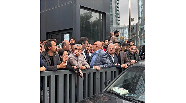 CHP MİLLETVEKİLİ GÜNEŞHAN, İSTANBUL İL BAŞKANLIĞI ÖNÜNDE GECE NÖBETİNDEYDİ