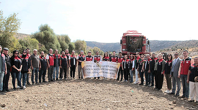 İLİMİZDE YERLİ VE MİLLİ AYÇİÇEK ÇEŞİTLERİ HASAT GÜNÜ DÜZENLENDİ