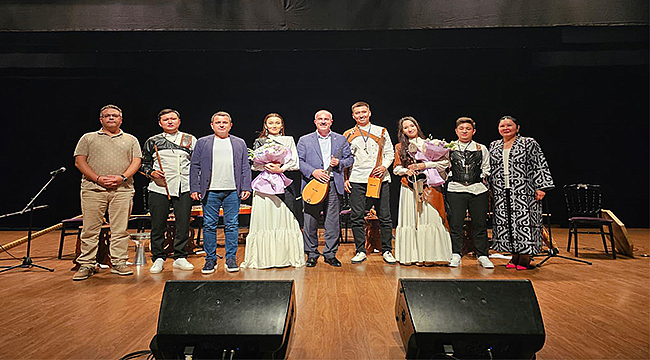 VALİ TORAMAN, HASSAK ETHNO-FOLK GRUBU KONSERİNİ İZLEDİ
