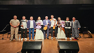 VALİ TORAMAN, HASSAK ETHNO-FOLK GRUBU KONSERİNİ İZLEDİ