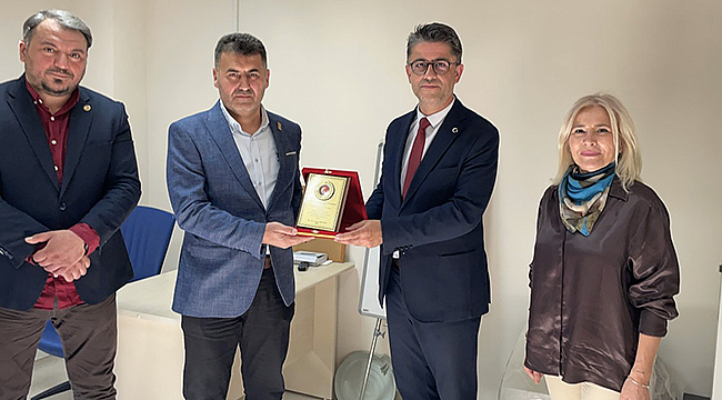 REKTÖR PROF. DR. ERENOĞLU'NDAN ALİ ATAK'A TEŞEKKÜR PLAKETİ