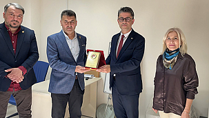 REKTÖR PROF. DR. ERENOĞLU'NDAN ALİ ATAK'A TEŞEKKÜR PLAKETİ