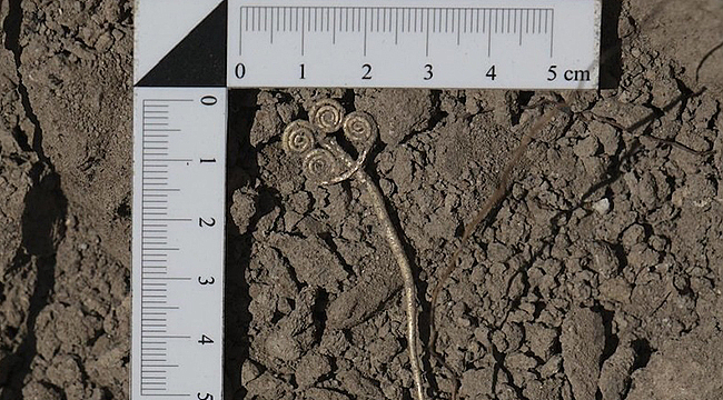 TROYA'DA 4 BİN 500 YILLIK ALTIN BROŞ VE YEŞİM TAŞI BULUNTUSU ORTAYA ÇIKARILDI