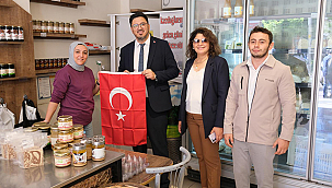 AK PARTİ KEPEZ BELDE TEŞKİLATINDAN ESNAF ZİYARETİ VE BAYRAK HEDİYESİ