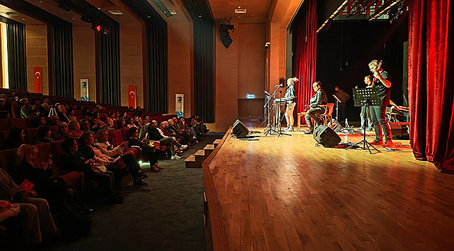 "CUMHURİYET KONSERİ" BÜYÜK ALKIŞ ALDI