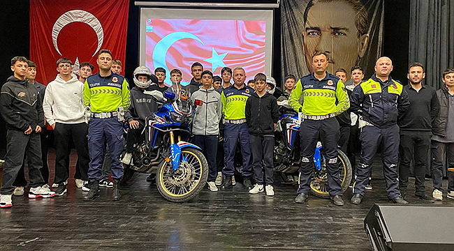 EZİNE'DE MOTOSİKLET SÜRÜCÜLERİNE TRAFİK EĞİTİMİ VERİLDİ