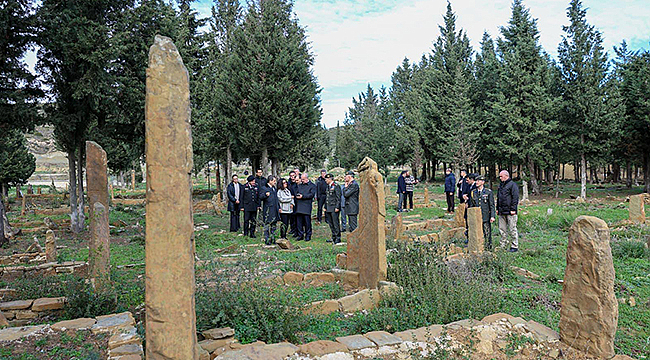 KÜÇÜKANAFARTA TARİHİ TÜRK MEZARLIĞI'NDA İNCELEME