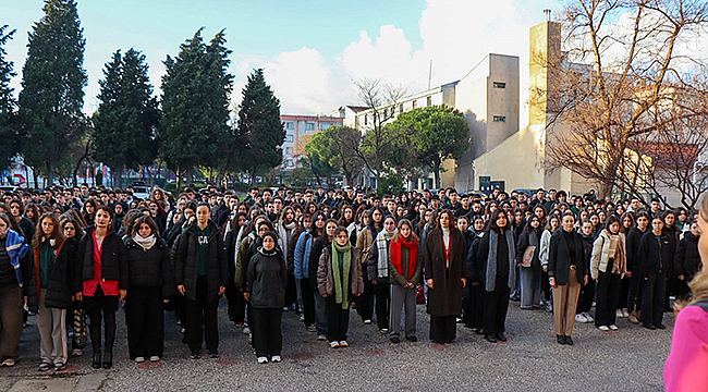 DEPREM ŞEHİTLERİ OKULLARDA SAYGI DURUŞUYLA ANILDI