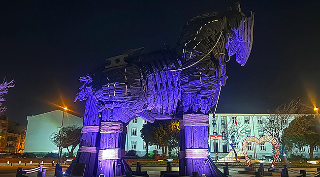 DÜNYA KANSER GÜNÜ'NDE ÇANAKKALE MOR IŞIKLA AYDINLANDI