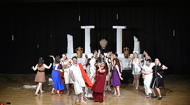 "LYSİSTRATA KADINLAR SAVAŞI" OYUNU SAHNELENDİ