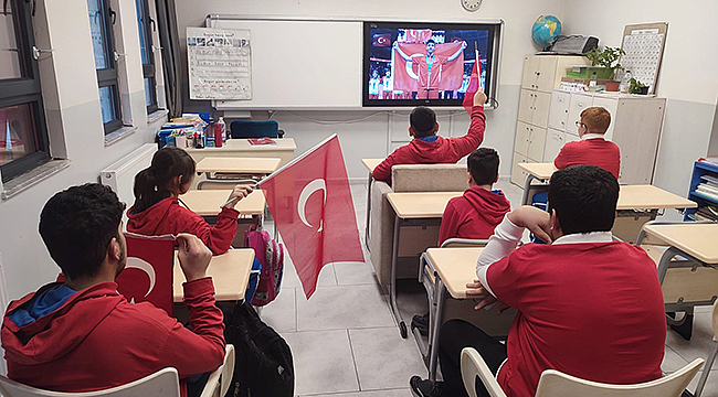 OKULLAR AL BAYRAĞA BÜRÜNDÜ