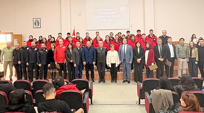 ACİL YARDIM VE AFET YÖNETİMİ BÖLÜMÜ'NDE ÜNİFORMA GİYDİRME TÖRENİ GERÇEKLEŞTİRİLDİ