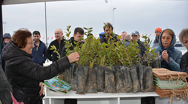 DÜNYA ORMANCILIK GÜNÜ'NDE ÇANAKKALE'DE FİDAN DAĞITIMI YAPILDI