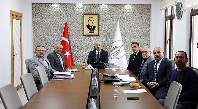 İL ÖZEL İDARESİ'NDE DEĞERLENDİRME TOPLANTISI YAPILDI