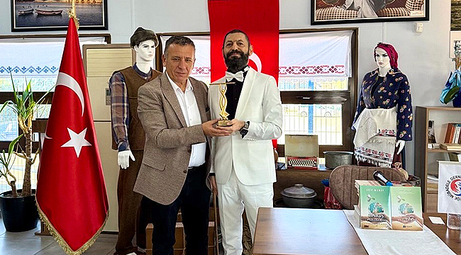 AKİF MANAF'A BÜYÜK MÜBADELE DERNEĞİ'NDEN EVRENSEL KARDEŞLİK VE BARIŞ ÖDÜLÜ