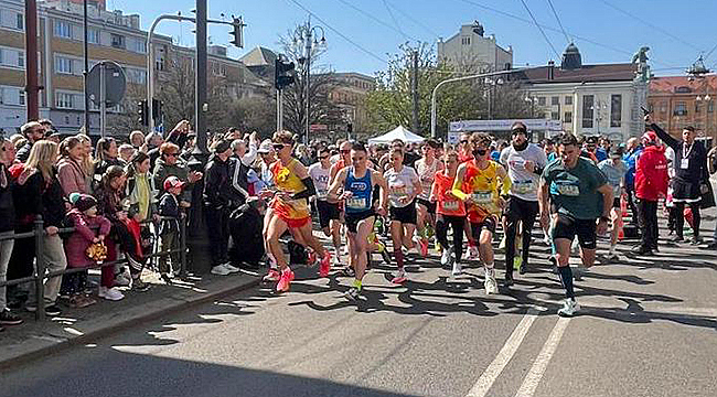ÇANAKKALE HEYETİ KARDEŞ KENT PARDUBİCE'DE YARI MARATON ETKİNLİKLERİNE KATILDI