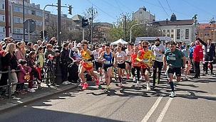 ÇANAKKALE HEYETİ KARDEŞ KENT PARDUBİCE'DE YARI MARATON ETKİNLİKLERİNE KATILDI