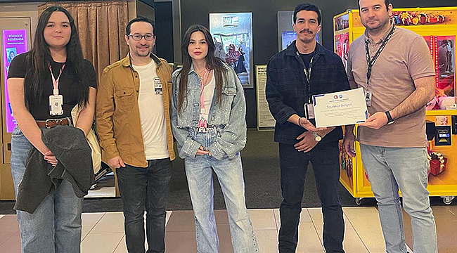 HALKLA İLİŞKİLER ÖĞRENCİLERİ, SEVGİ EVİNDEKİ MİNİKLERİ SİNEMAYLA BULUŞTURDU