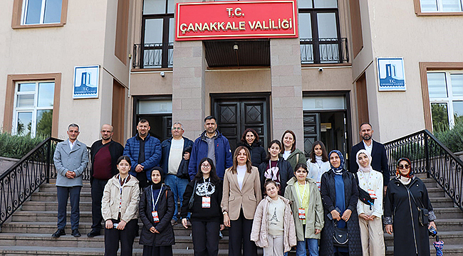 ÖDÜLLÜ ÖĞRENCİLER ÇANAKKALE İL MİLLÎ EĞİTİM MÜDÜRÜ MİNE HAYTA İLE BULUŞTU