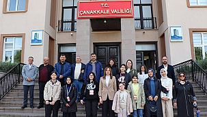 ÖDÜLLÜ ÖĞRENCİLER ÇANAKKALE İL MİLLÎ EĞİTİM MÜDÜRÜ MİNE HAYTA İLE BULUŞTU