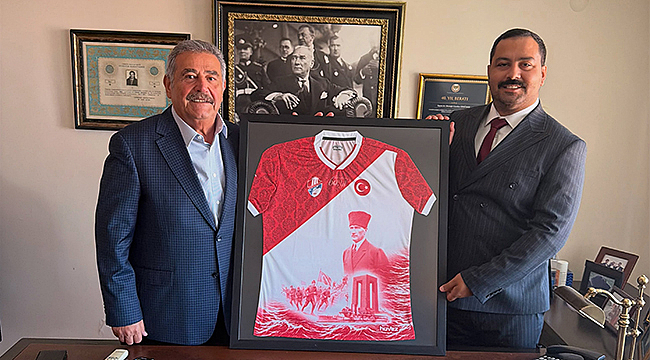 ÇANAKKALESPOR'UN 60. YIL FORMASI ESKİ BAKAN ERSÜMER'E TAKDİM EDİLDİ