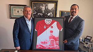 ÇANAKKALESPOR'UN 60. YIL FORMASI ESKİ BAKAN ERSÜMER'E TAKDİM EDİLDİ