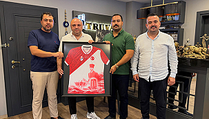 ÇANAKKALESPOR'UN 60. YIL FORMASI TURGAY KILIÇ'A TAKDİM EDİLDİ