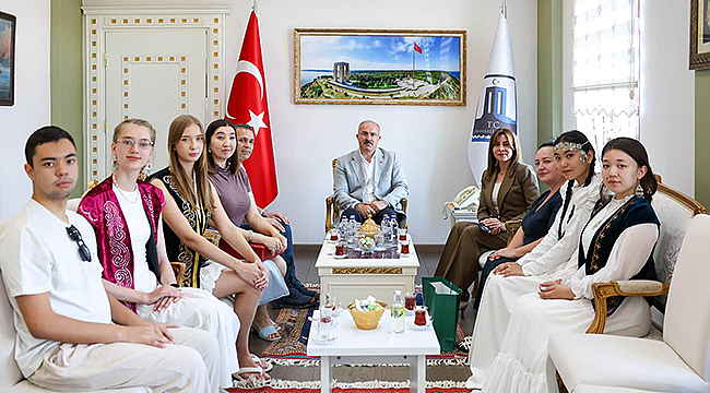 KAZAK ÖĞRENCİ VE ÖĞRETMENLERDEN VALİ TORAMAN'A ZİYARET