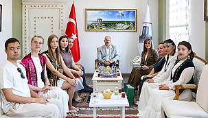 KAZAK ÖĞRENCİ VE ÖĞRETMENLERDEN VALİ TORAMAN'A ZİYARET