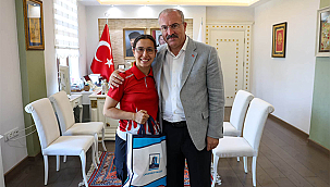 MİLLİ YÜZÜCÜ DENİZ ŞEVİN ŞENTUNA'DAN VALİ TORAMAN'A ZİYARET