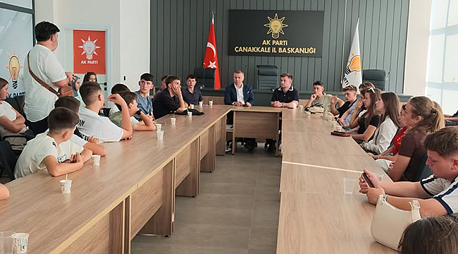 KUZEY MAKEDONYALI ÖĞRENCİLER AK PARTİ İL BAŞKANLIĞINI ZİYARET ETTİ