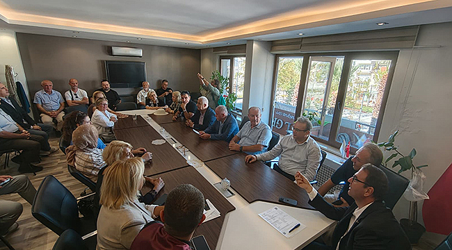 SEDAT DURMAZ İYİ PARTİ'YE KATILDI: ROZETİNİ RIDVAN UZ TAKTI